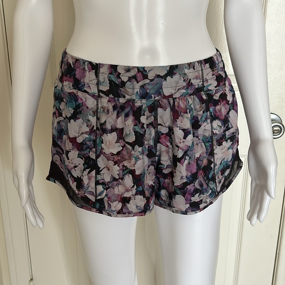 Lululemon Hotty Hot Short 2.5 Utopia Multi /Deep Phantom Size 4 Tall - Picture 1 of 14